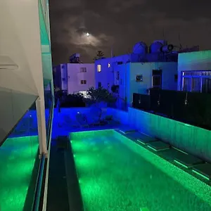לבקר במלון
